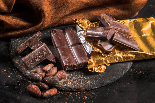 Pariser Goldschokolade mit Karamellfüllung und goldenen Karamellstückchen – Luxuriöser Genuss aus feinster belgischer Schokolade | 220g Tafel